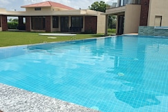 Sunnyside Farmhouse  Pool  Lush Lawn  Spacious, Sanand