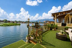 Young Bombay Premium Heritage Houseboat, Srinagar