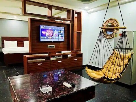 Instay 2729 l 1BHK Comfort Apt - Tap to explore photos