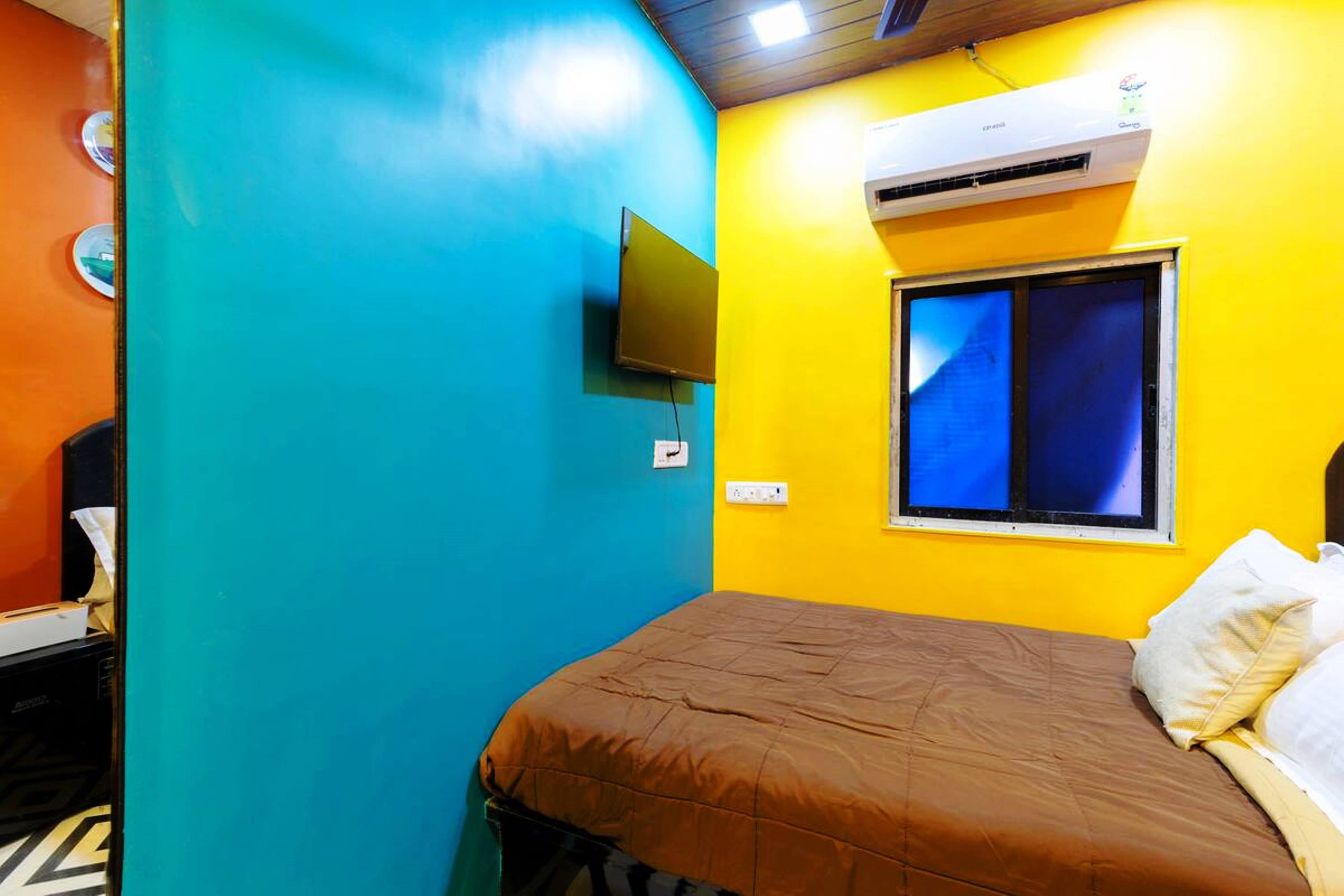Vibrant Room in a Prime Location - Tap to explore photos
