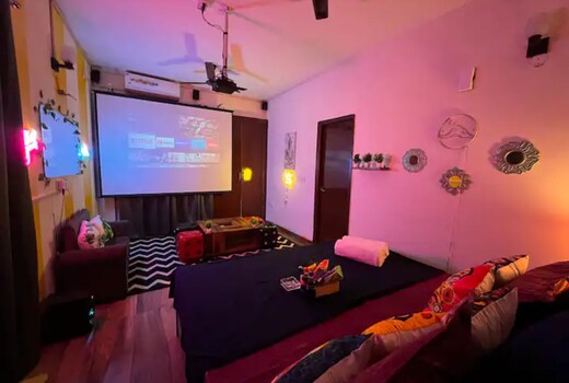 Screens and Dreams-Luxurious Studio Apartment