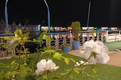 New Retreat Houseboat | Rooms & Wi-Fi, Srinagar