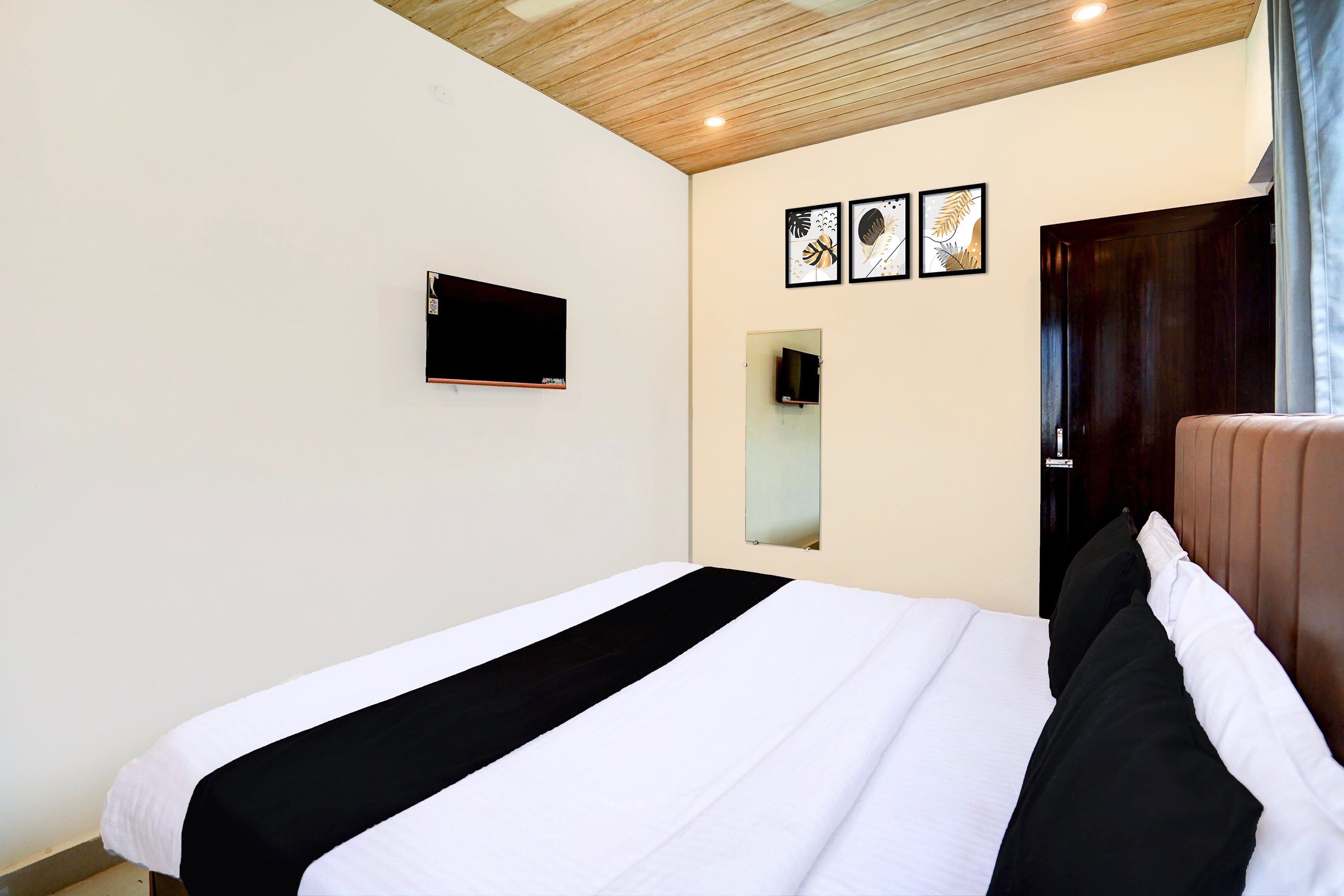 Super Hotel O Back Packers Stay - Tap to explore photos