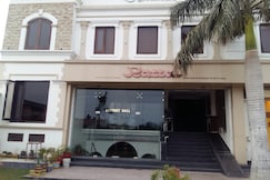 Hotel Razza, Khanna