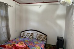 YAARBAL HOTEL AND RESTAURANT, Anantnag