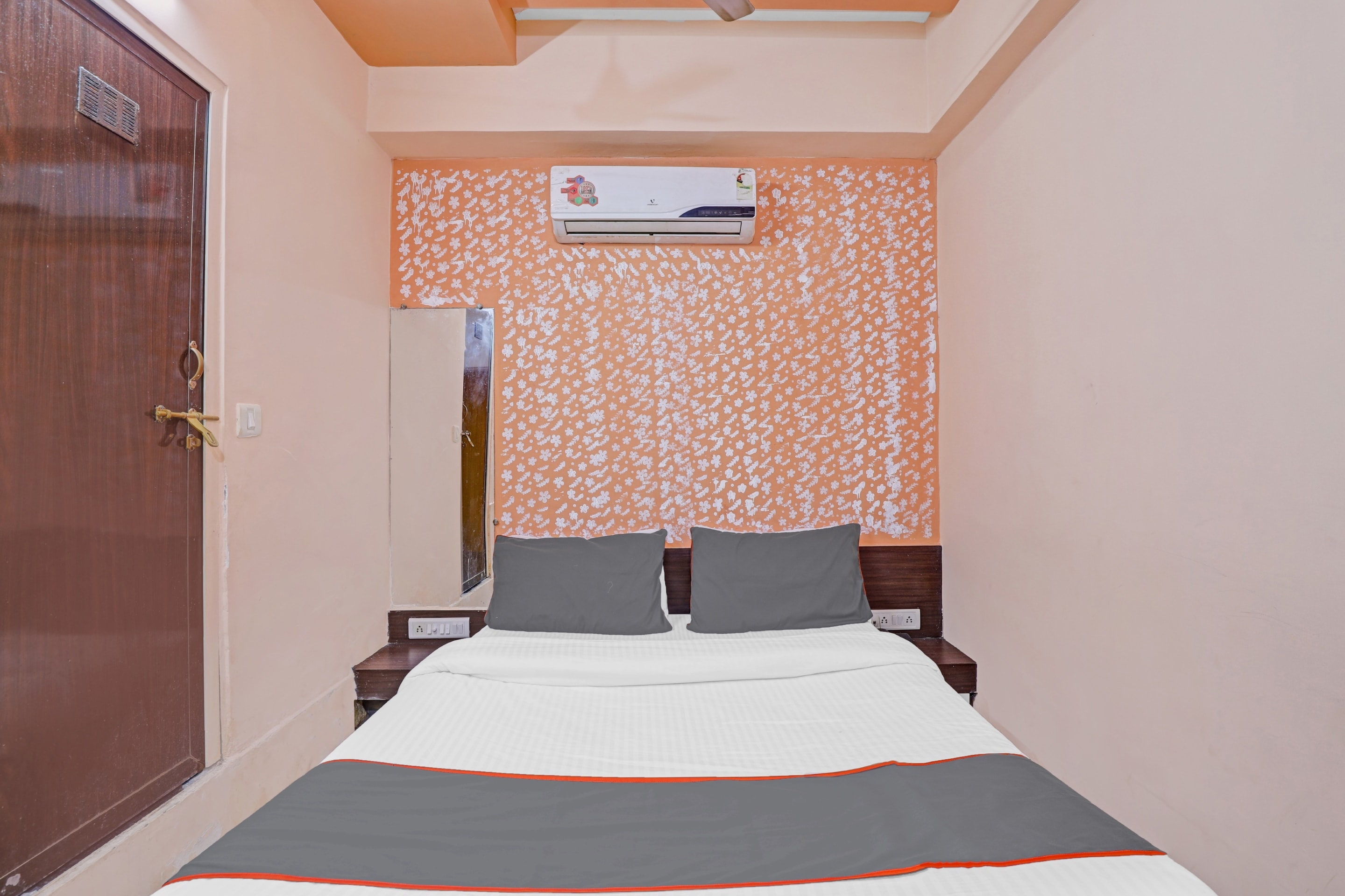 Collection O Hotel Raj Palace - Tap to explore photos