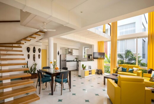 Designer 2BHK duplex Apt w/ Rooftop & Pool by Savera Stays