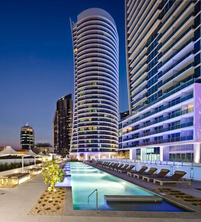 Hilton Surfers Paradise Hotel & Residences - Tap to explore photos