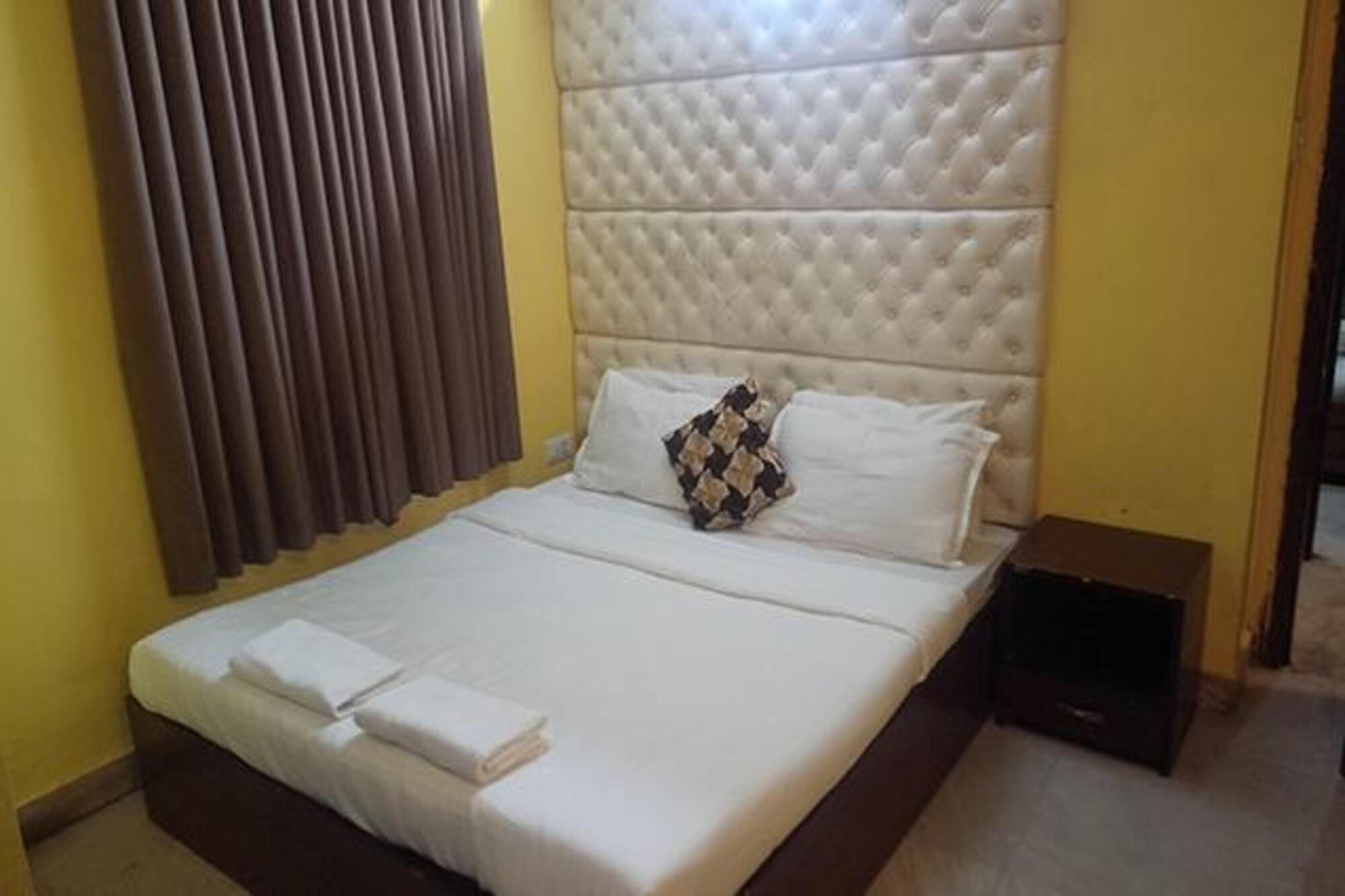 FabHotel Gulshan Palace - Tap to explore photos