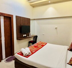 Room with Non-Attached Washroom