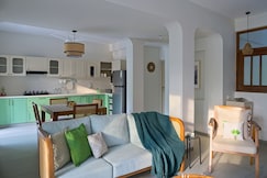 Jupiter 2BHK Apartment by tisyastays, Goa