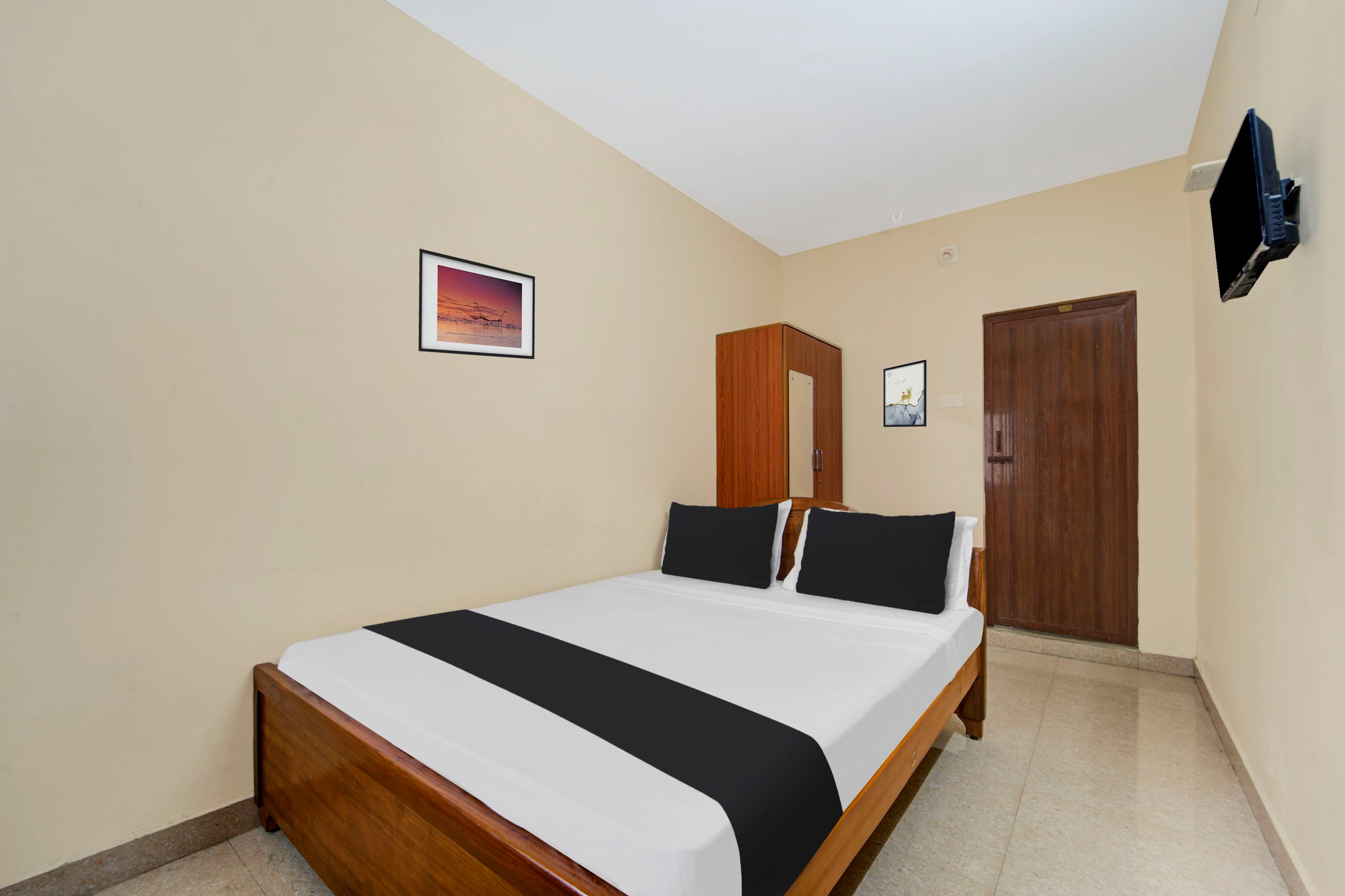 Super Hotel O Chinnamuthu Main Street - Tap to explore photos