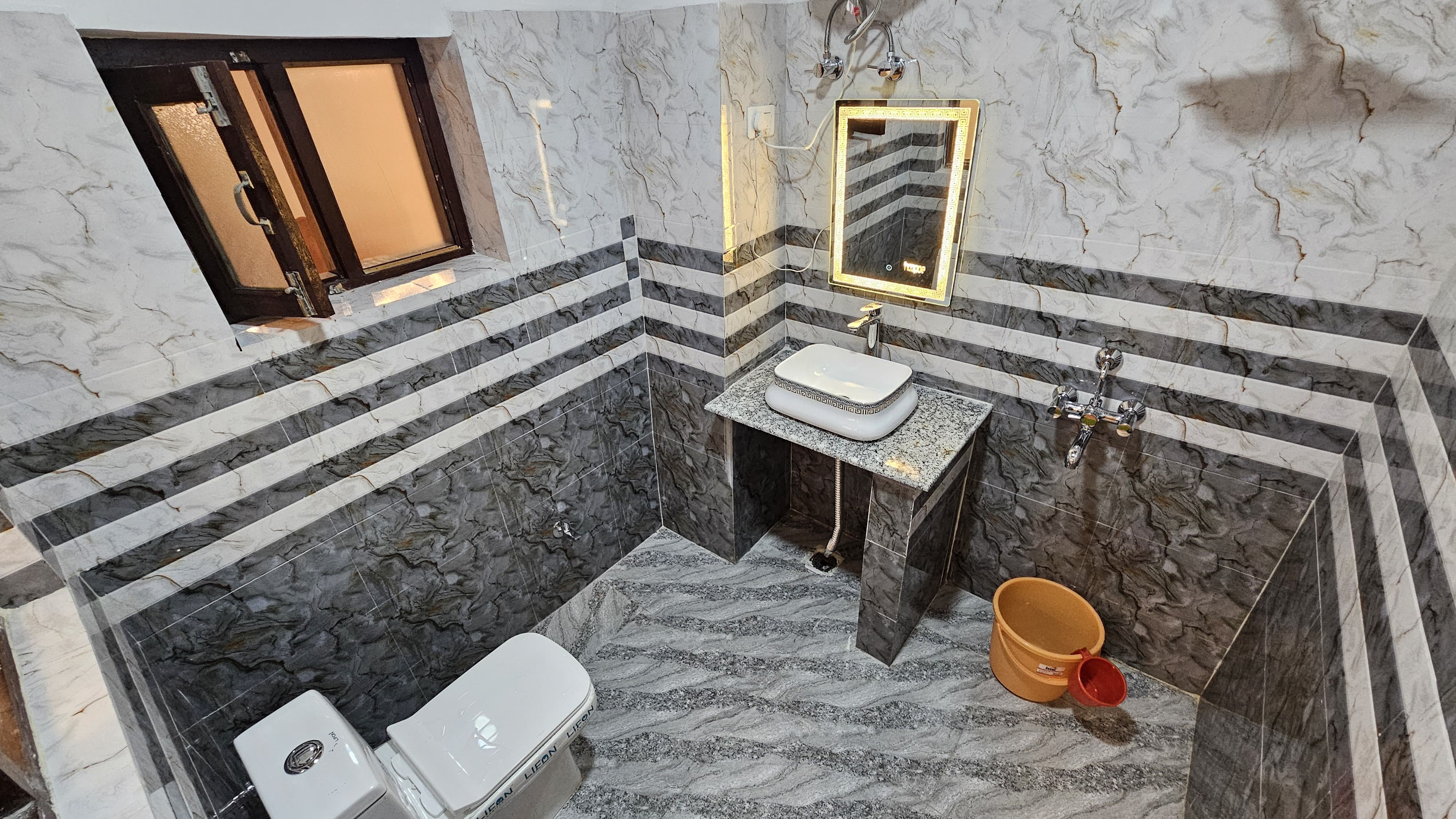 D Royal Ladakh Hotel and Restaurant - Tap to explore photos