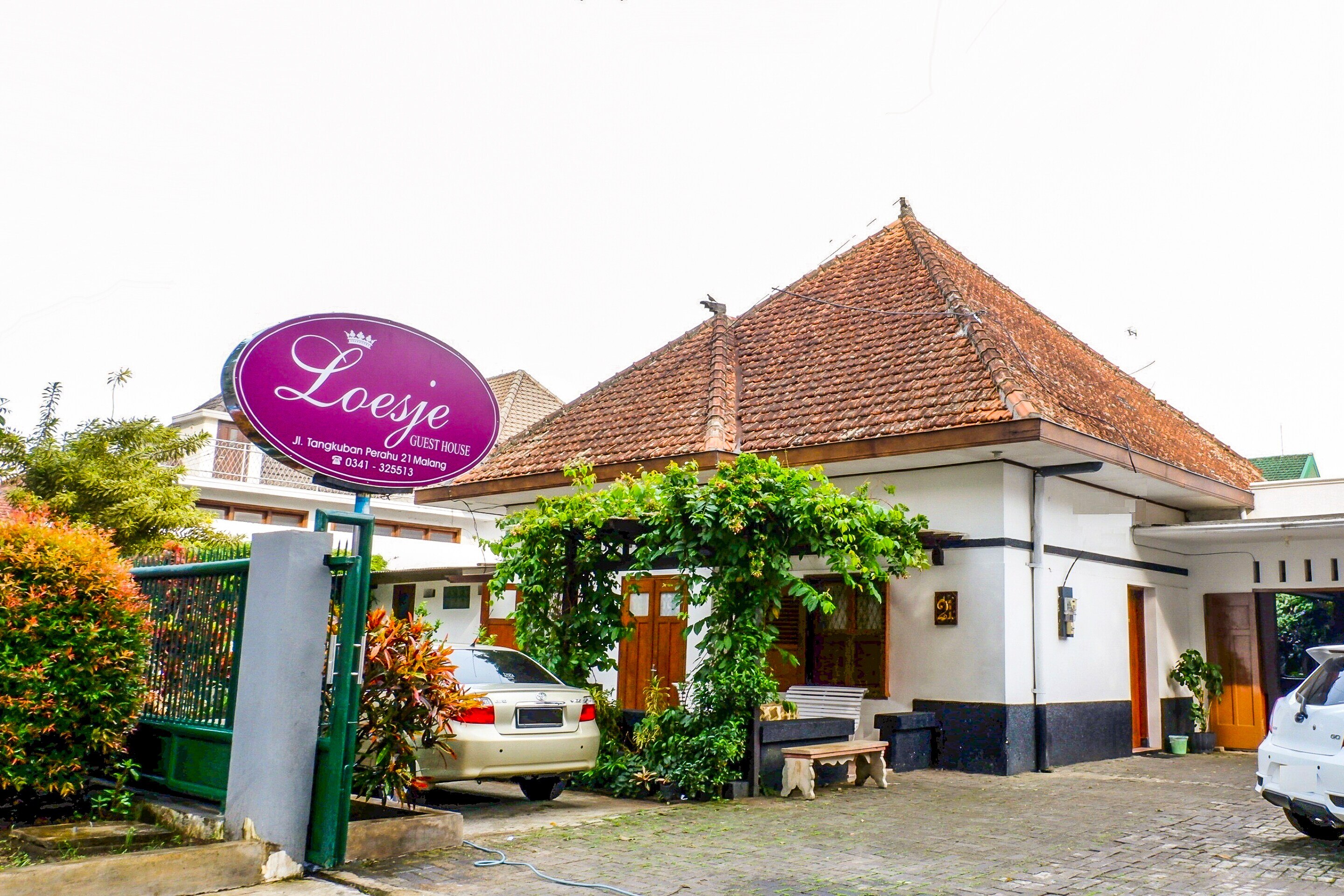 OYO 353 Loesje Guest House Syariah - Tap to explore photos
