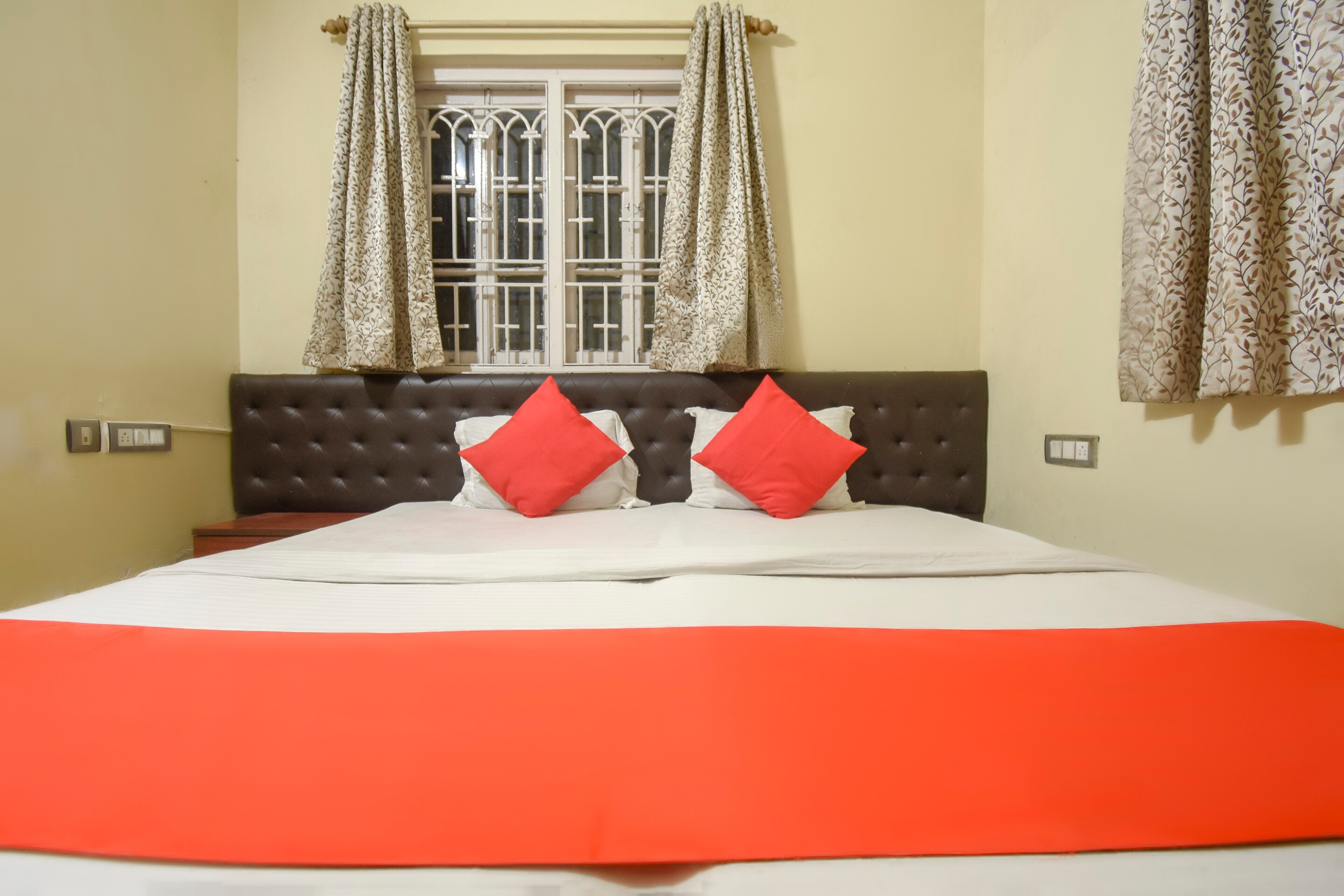 Super Hotel O RS Guest House - Tap to explore photos