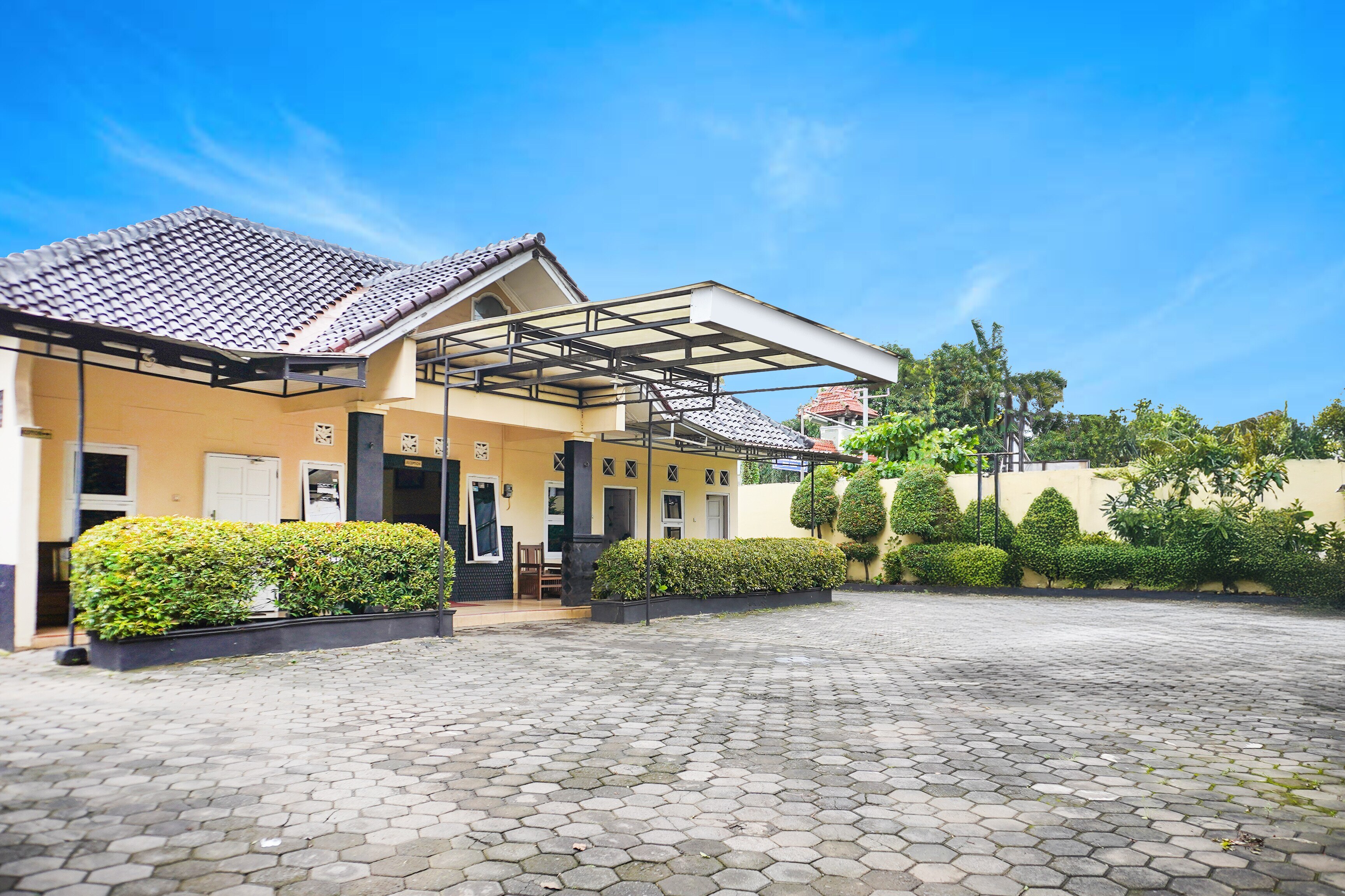 Hotel O Pekalongan Near Pasar Batik Setono Formerly Hotel Puspa Indah - Tap to explore photos
