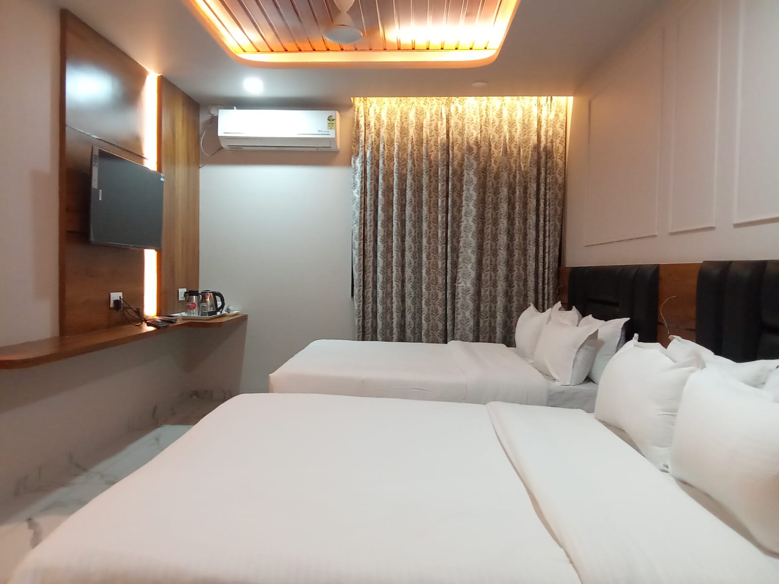 DELUXE 4 BED AC ROOM 1