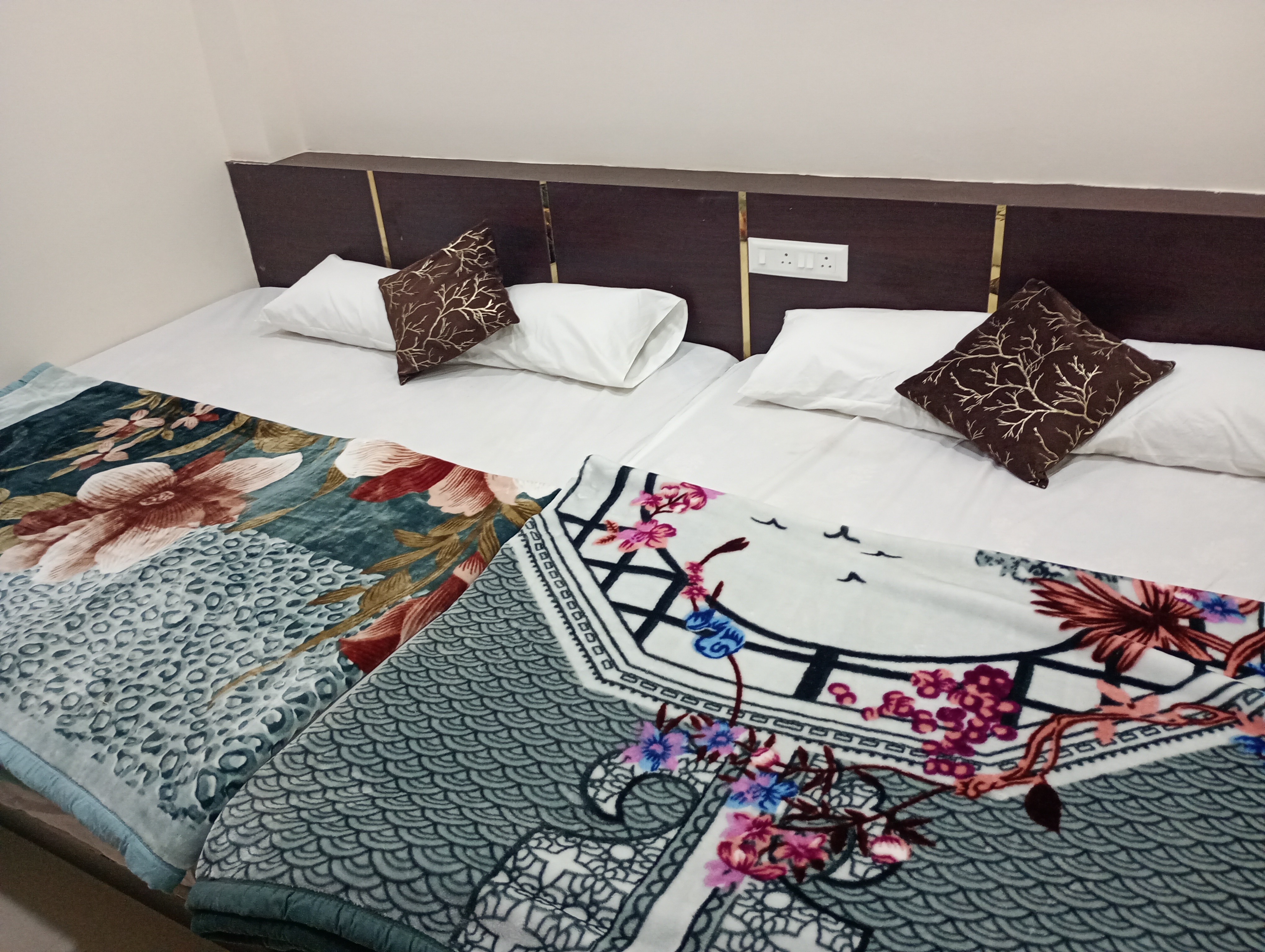 Hotel Barsana palace (Near Mahakal Temple) - Tap to explore photos