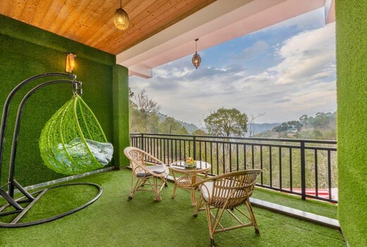 Snowfall View In Kasauli by Splendid Hotels