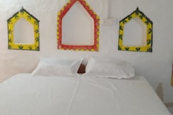 Baba Madh Home Stay, Parasia
