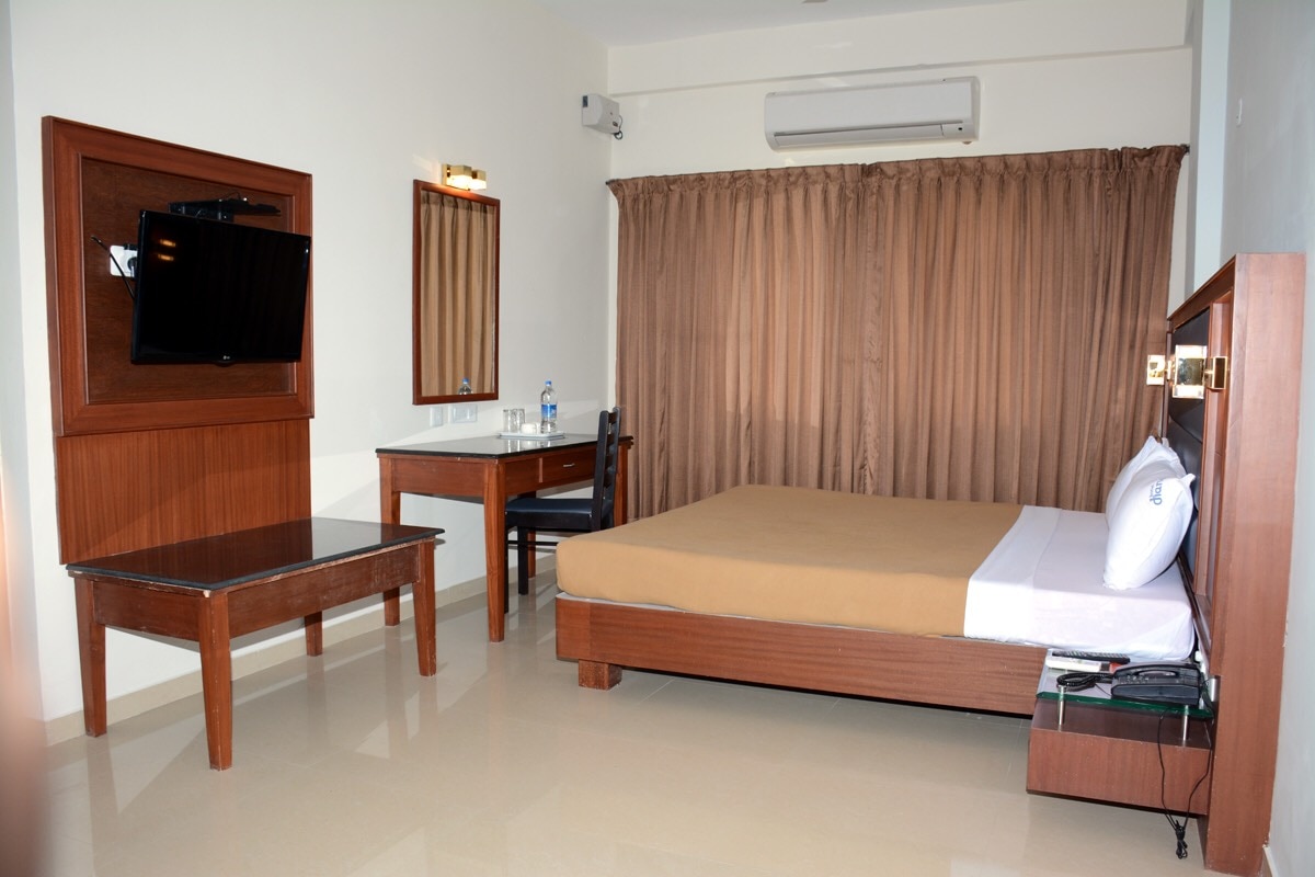 Hotel Royal Chambers (Near to Coddisia Trade Centre) - Tap to explore photos