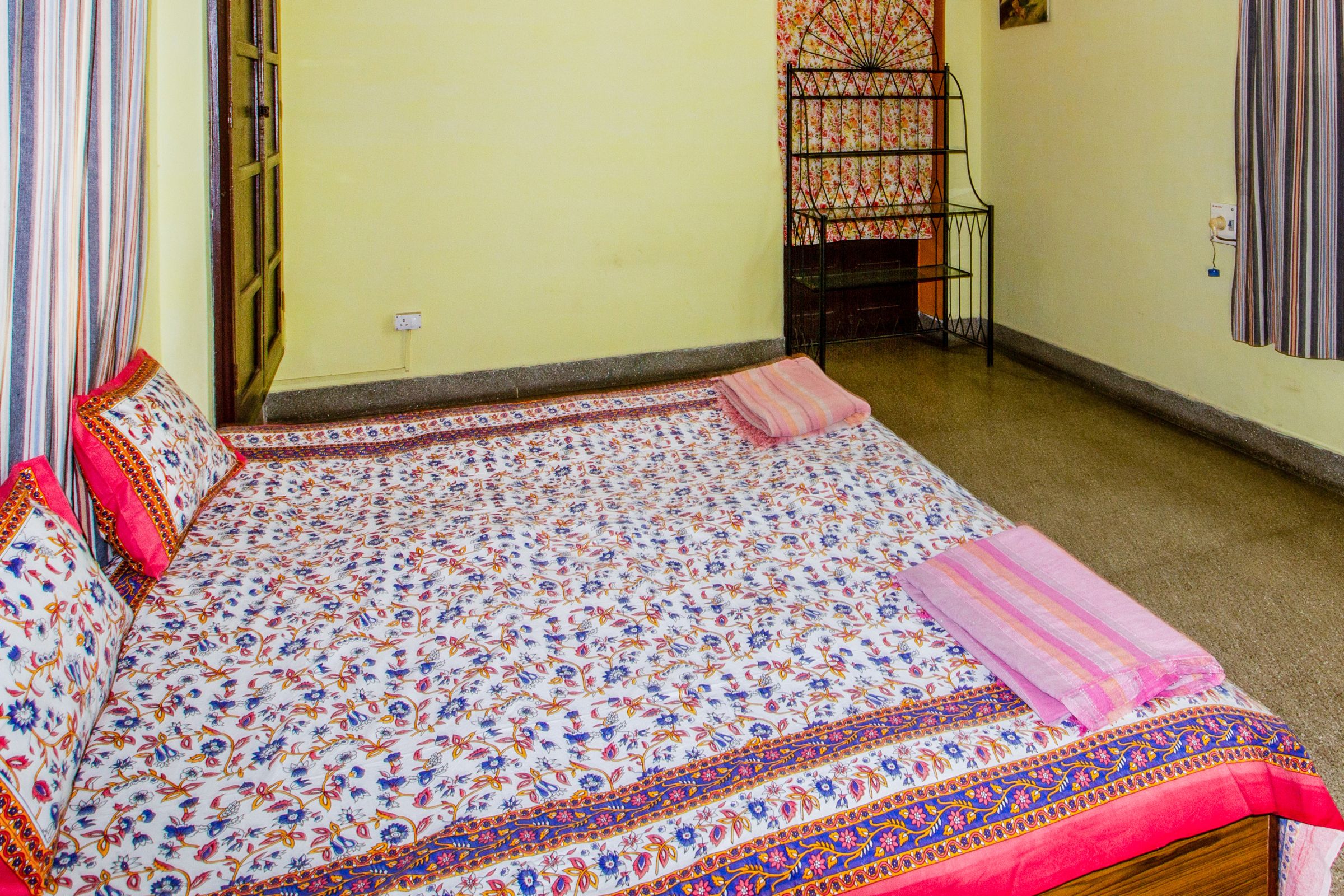 Lucknow Homestay  - Tap to explore photos