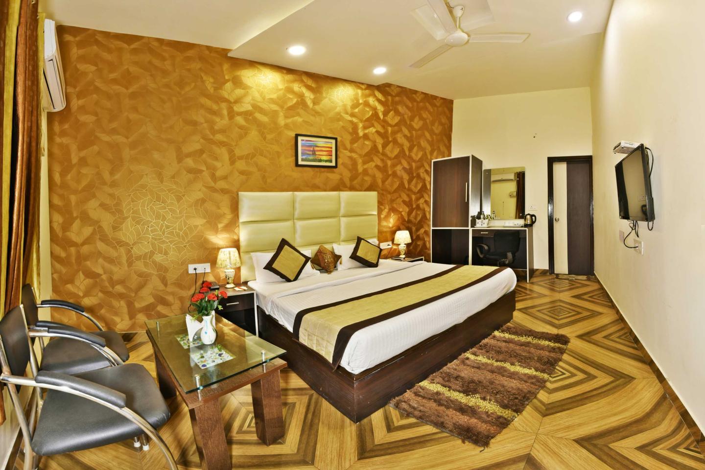 Hotel Amritsar Inn - Tap to explore photos