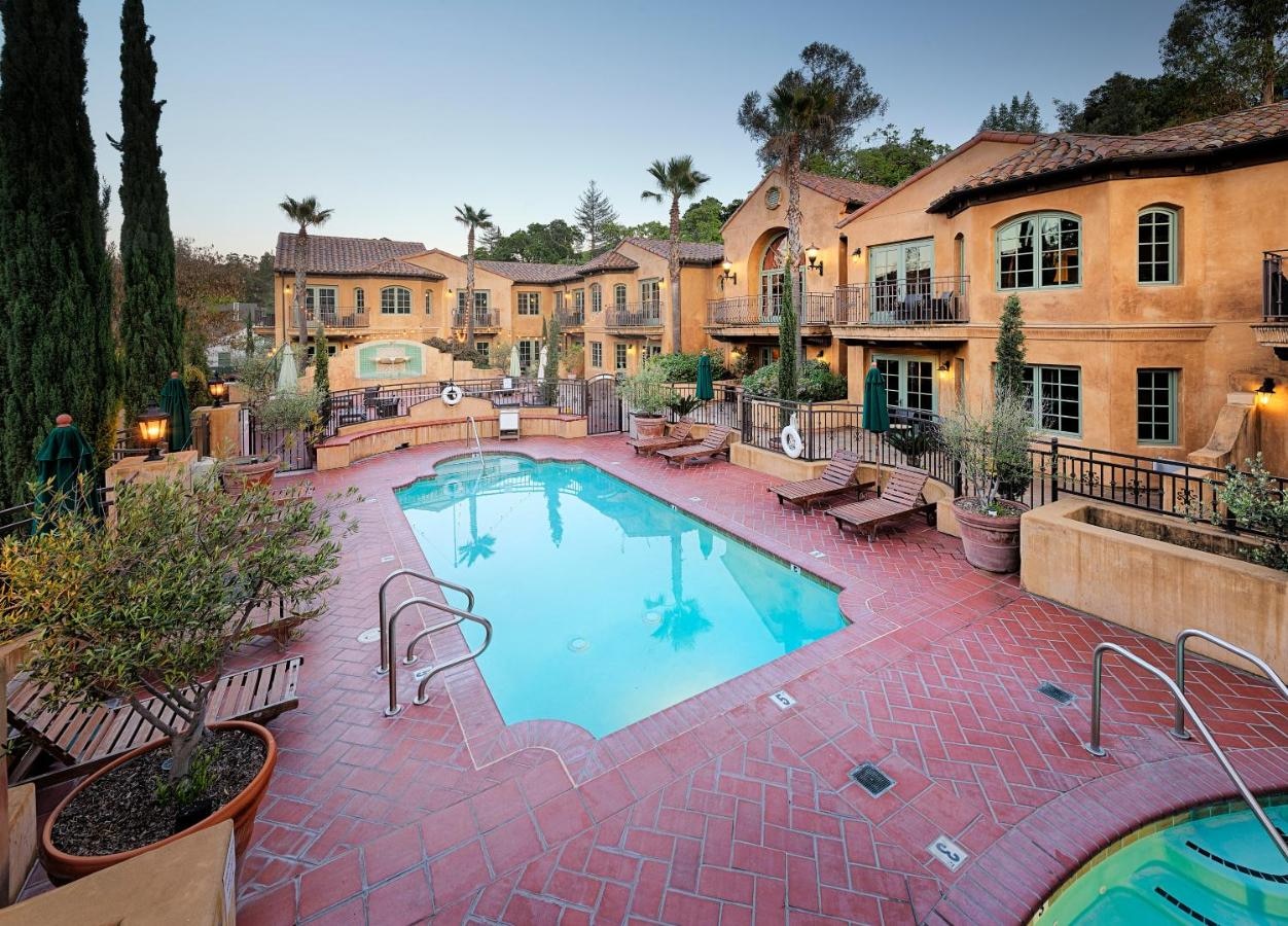 Hotel Los Gatos - Tap to explore photos