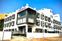 Hotel USA, Satna