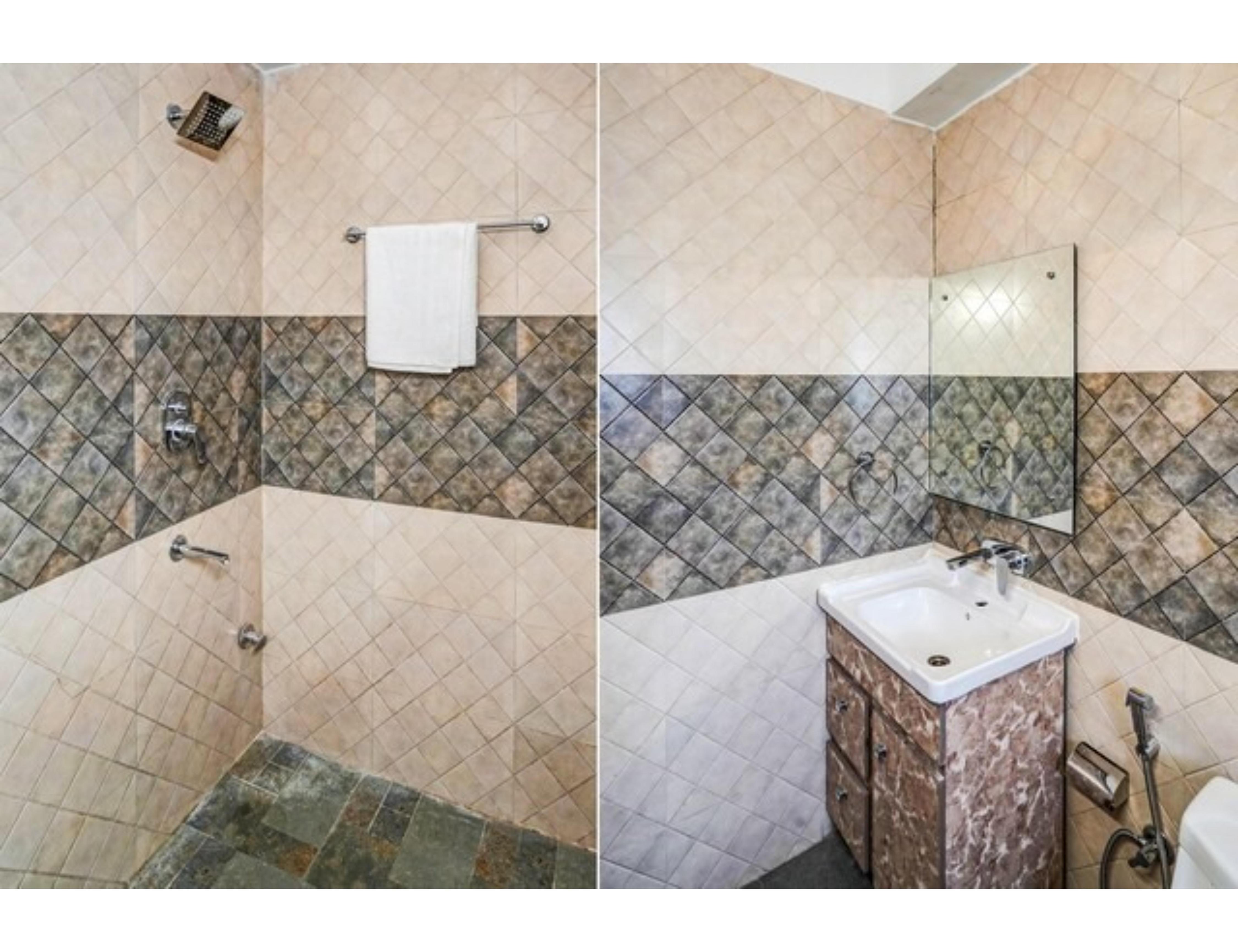 DM 1835 Premium Stay near Unitech Cyber Park & HUDA Metro with Breakfast - Tap to explore photos