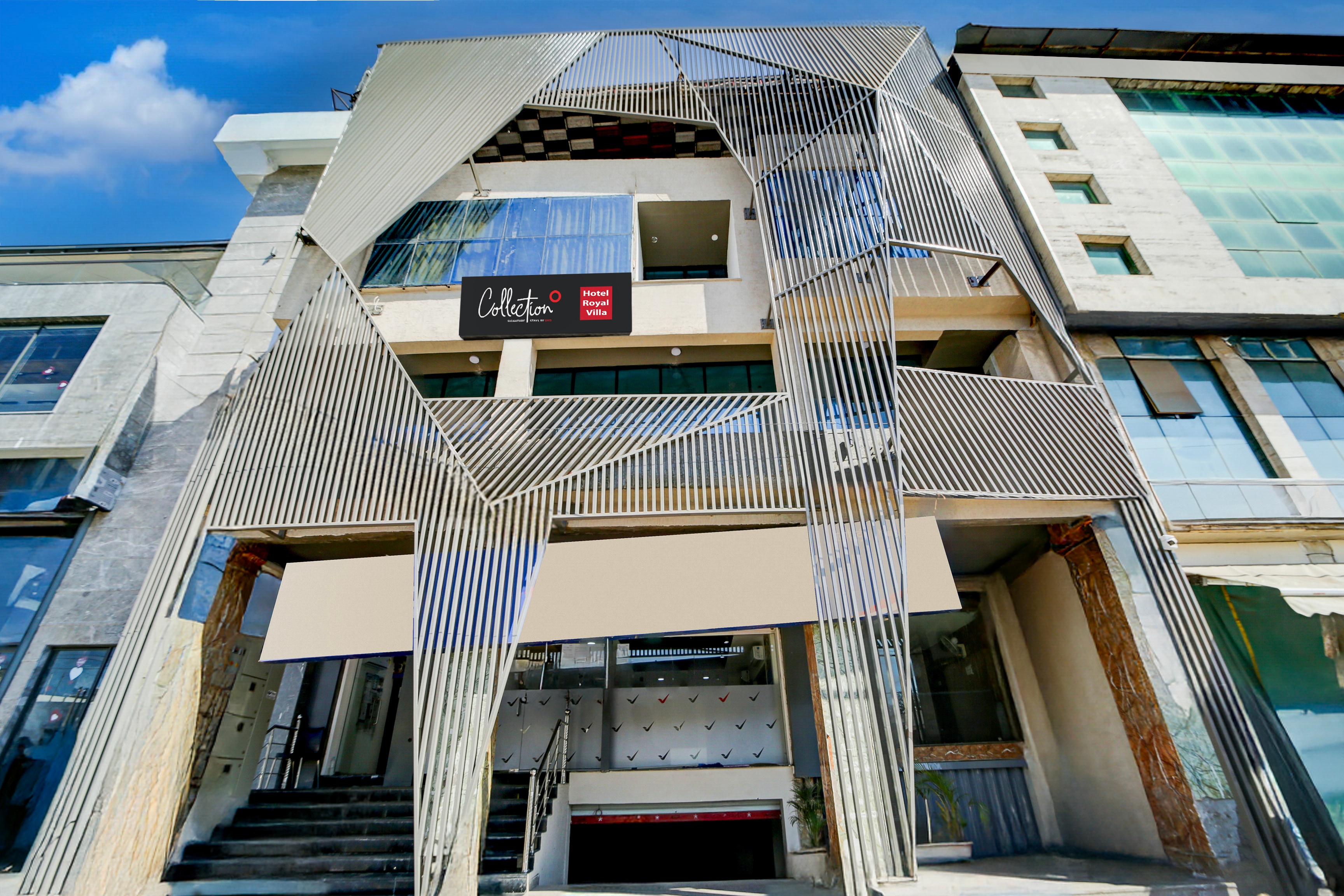 Super Collection O Hotel Royal Villa - Tap to explore photos
