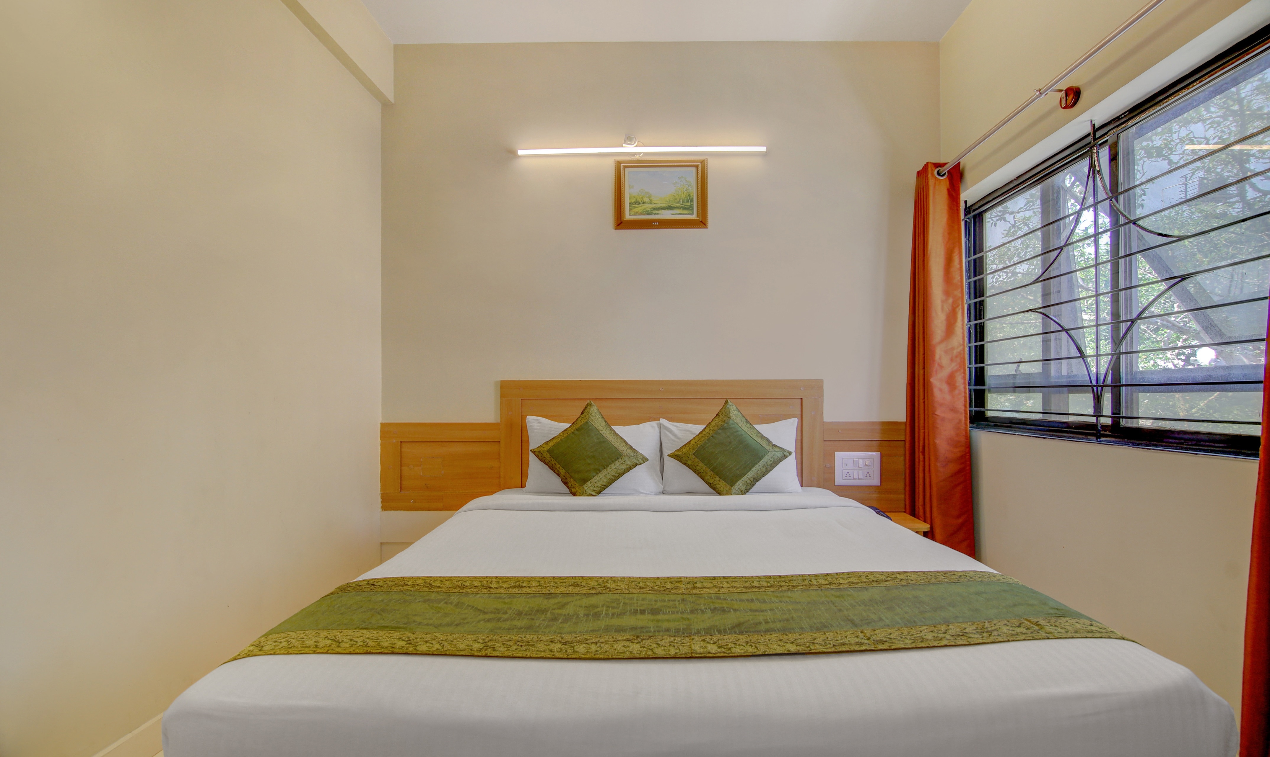 Itsy Hotels KES Residency, 10 min from KSR Bengaluru City Junction - Tap to explore photos