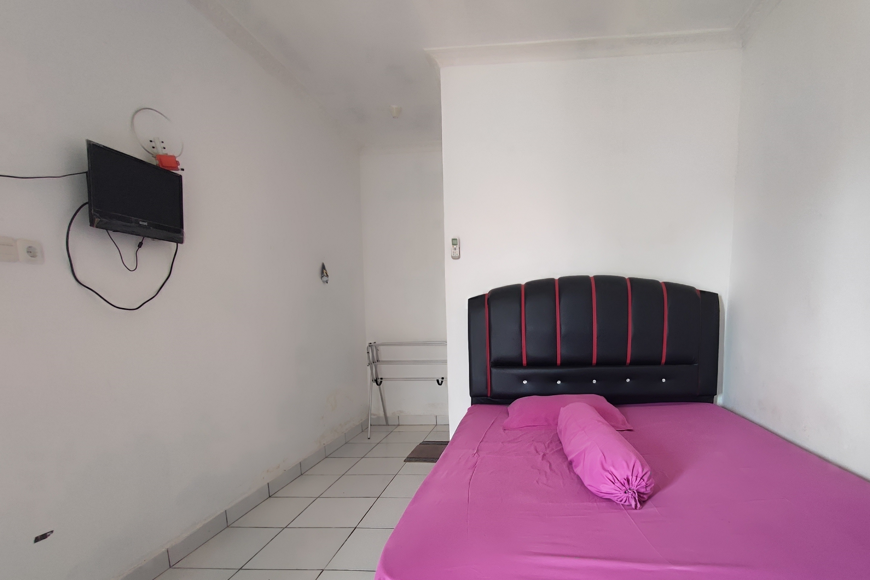 OYO 93252 Garuda Bandara Guesthouse - Tap to explore photos