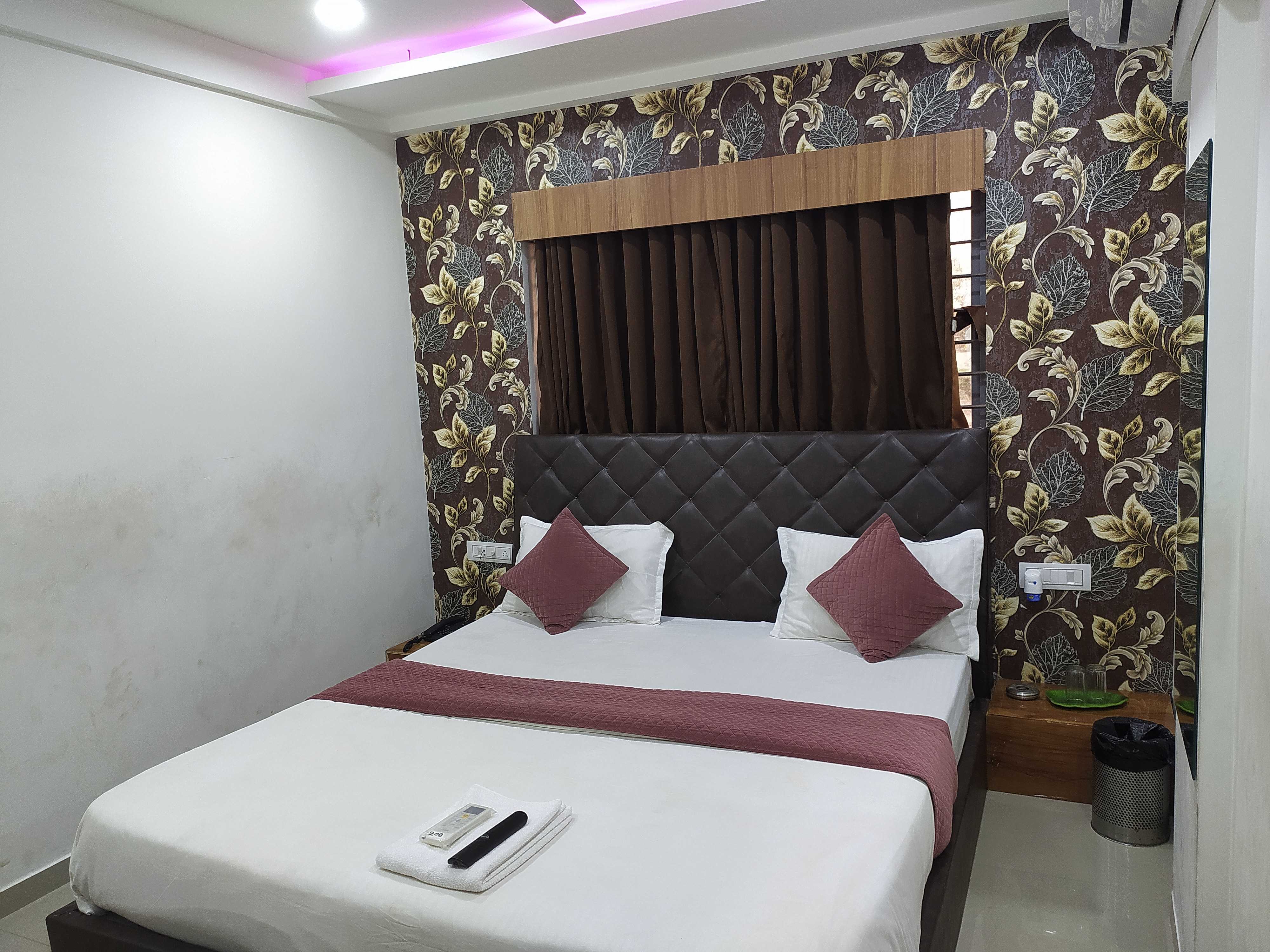Hotel O MD GRAND AC Rooms - Tap to explore photos