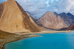 Royal Rebo Pangong, Pangong