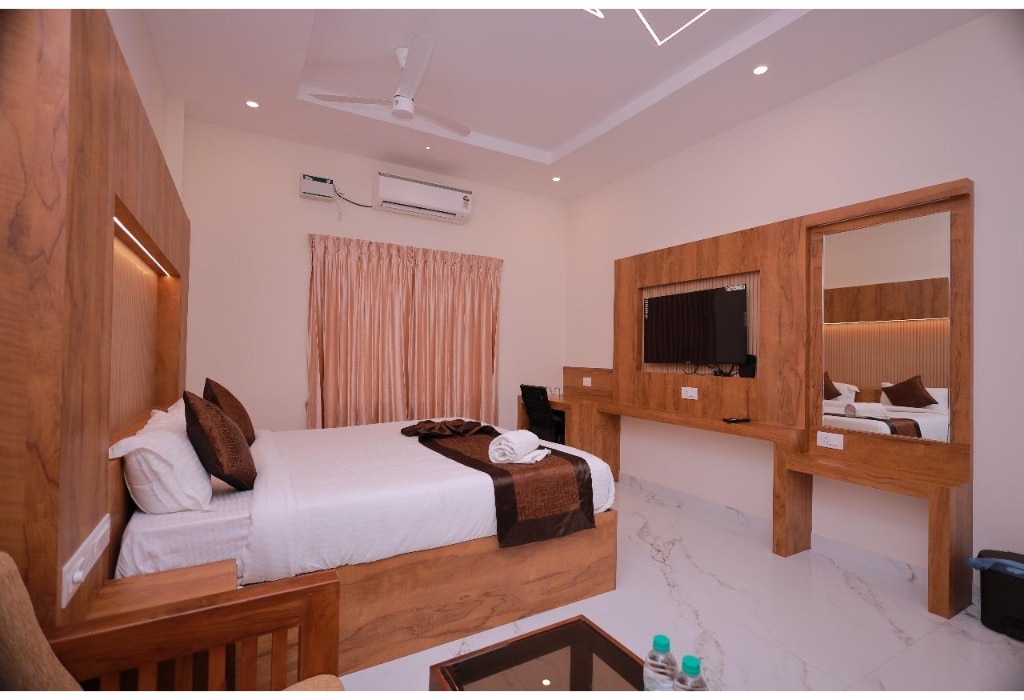 HOTEL SAHAYA ARASI - Tap to explore photos