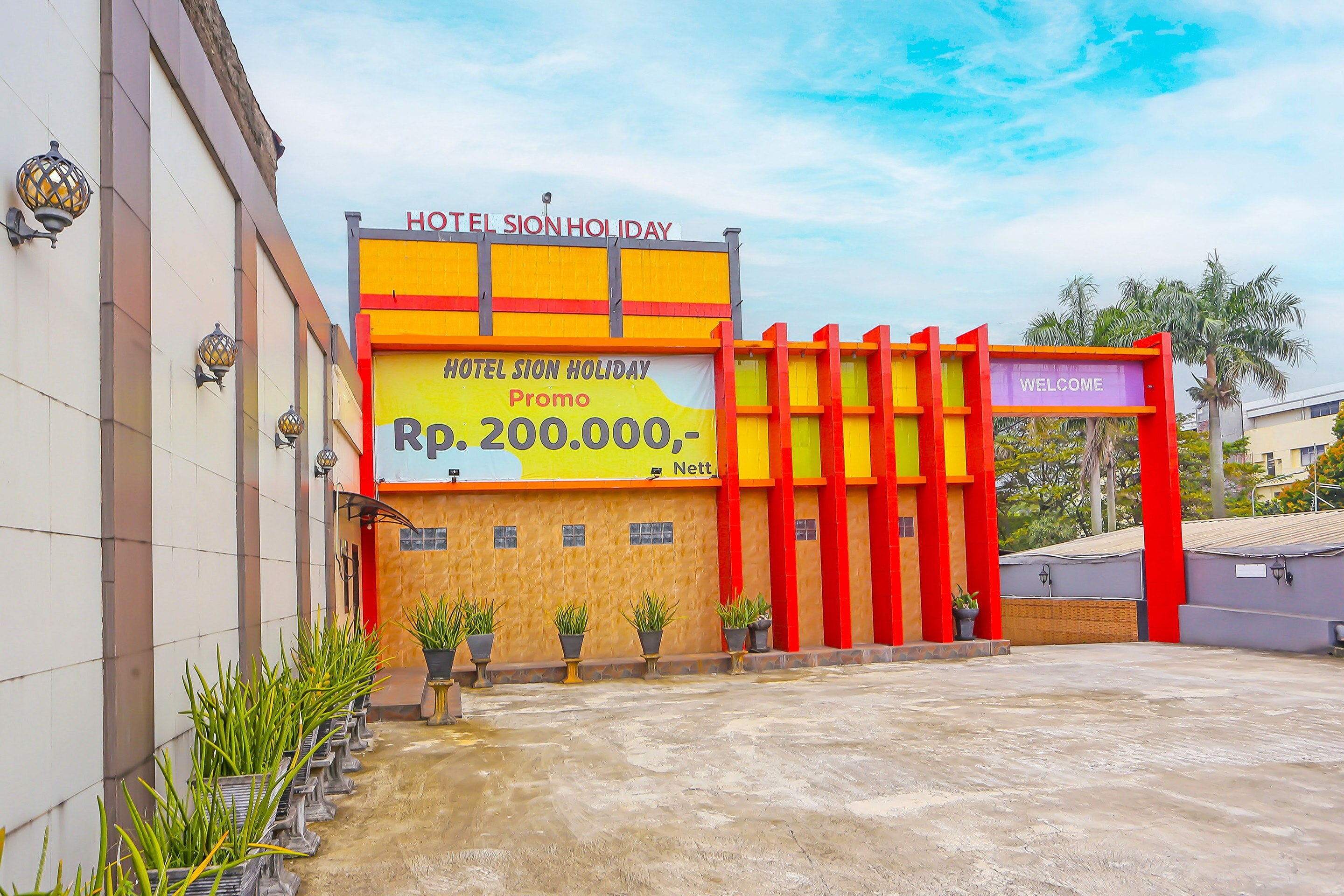 Super OYO Capital O 92676 Hotel Sion Holiday - Tap to explore photos