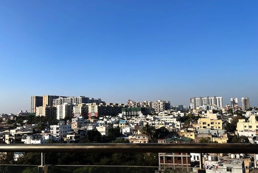 Cool 1BHK Near Airport WiFi Couple Friendly Lux