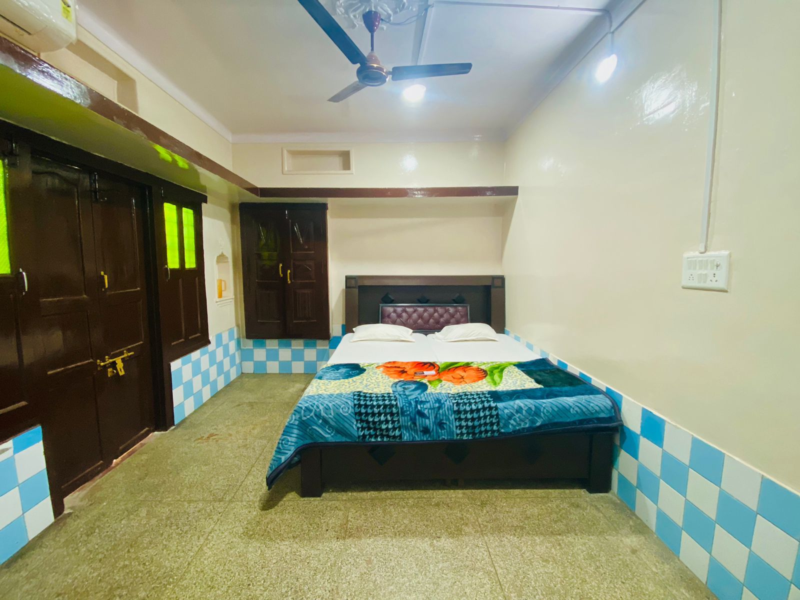 Aadya Guest House Varanasi - Tap to explore photos