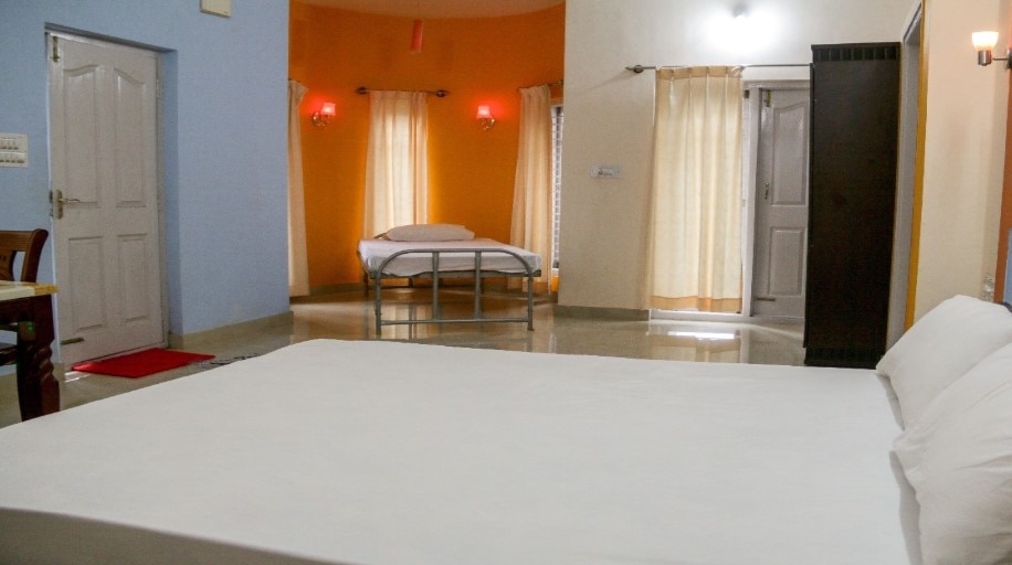 Royal Woods Homestay - Tap to explore photos