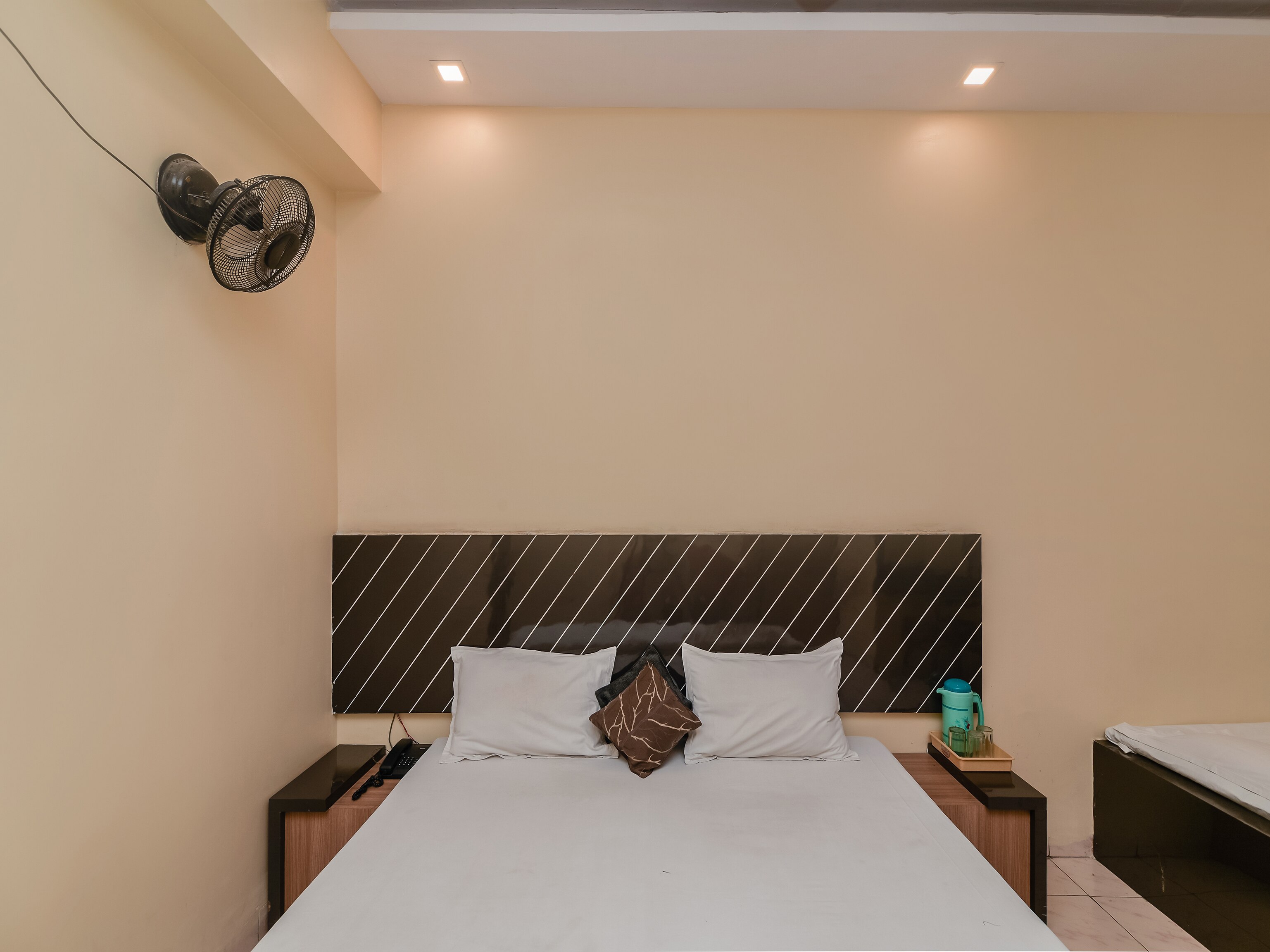 Hotel New Sunder - Tap to explore photos