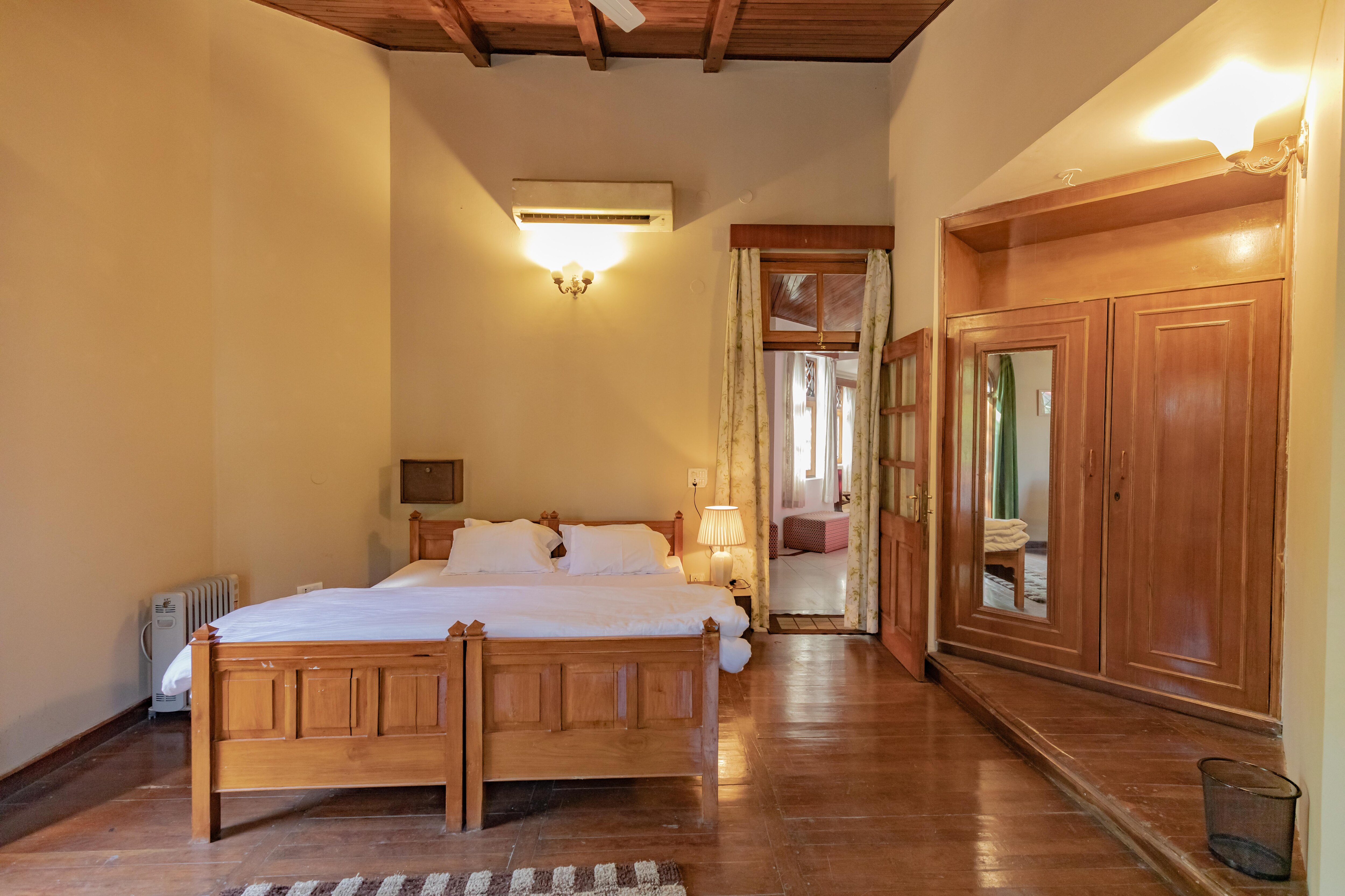 Creekside Villa Home Stay - Tap to explore photos