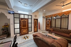 Sanjeev & Jyotsnas Decent Homestay, Lucknow