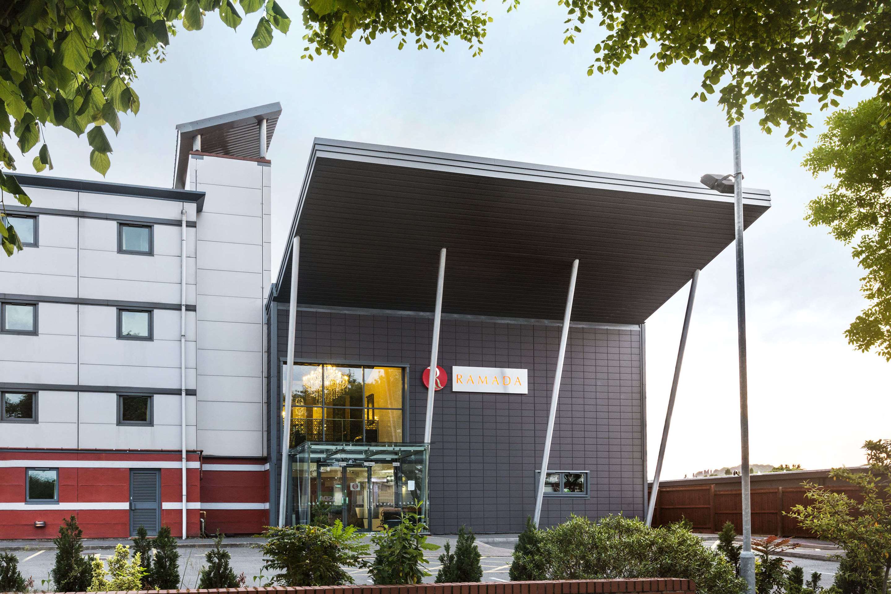 Ramada by Wyndham Oldbury Birmingham - Tap to explore photos
