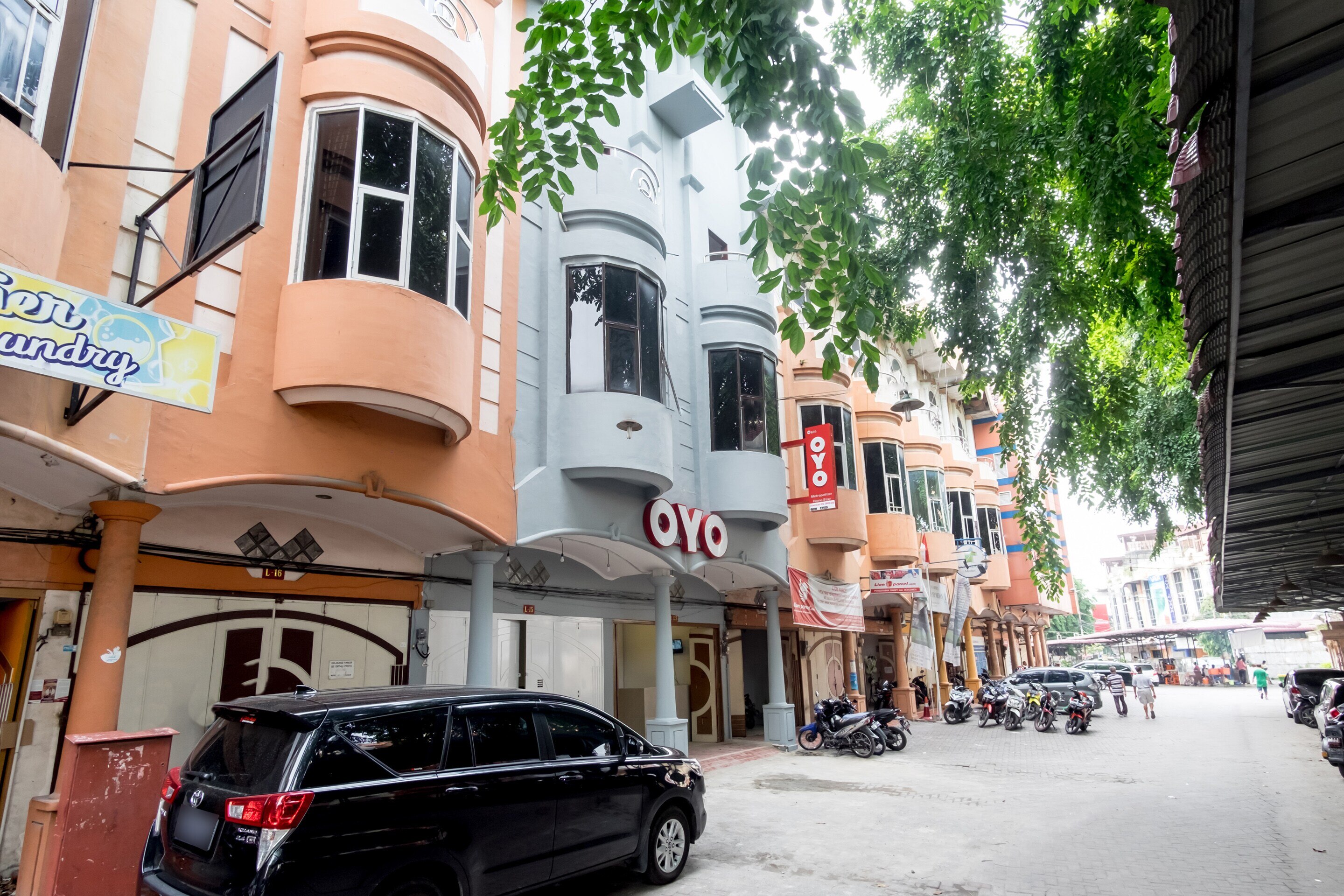 Dancenter Metropolitan Homestay Near Komplek Asia Megamas Medan - Tap to explore photos
