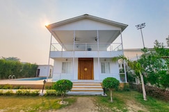 Elysian Farm with Pool @ Noida by Vacationbuddy, Greater Noida