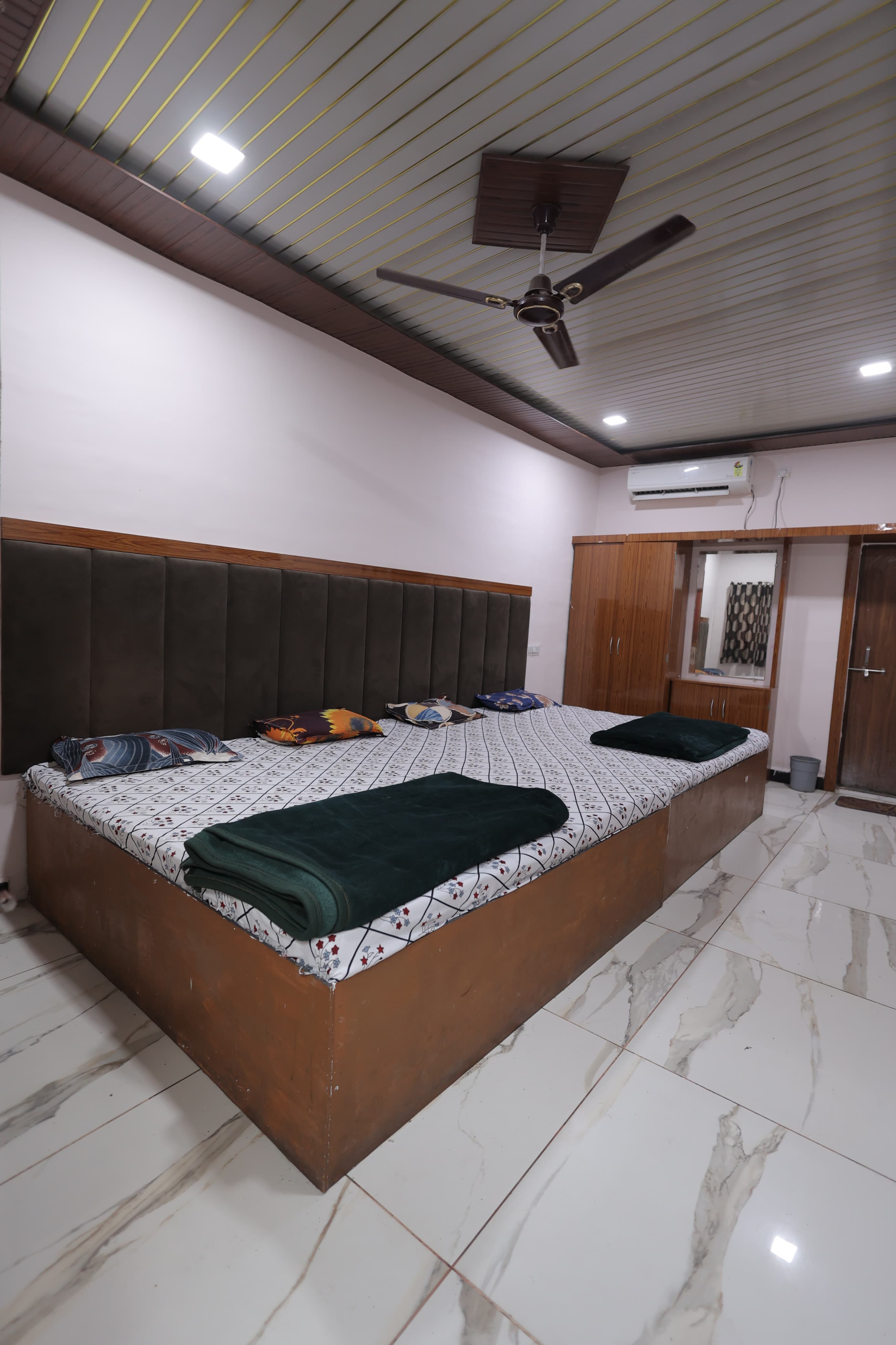 HOTEL HARSIDDHI RESTAURANT - Tap to explore photos