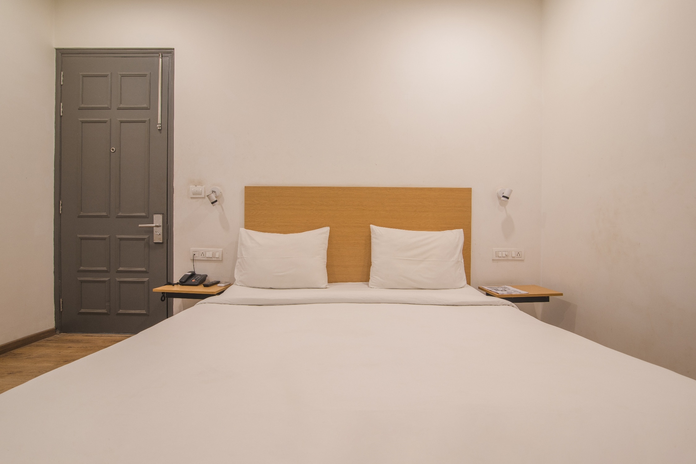 FabHotel Kingston House - Tap to explore photos