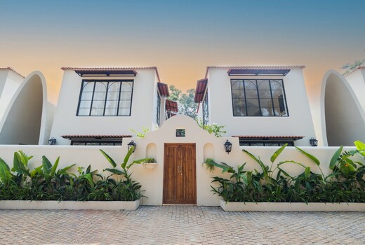 Immersive Luxury by Ruhe Stays Private Pool 8 min to Beach