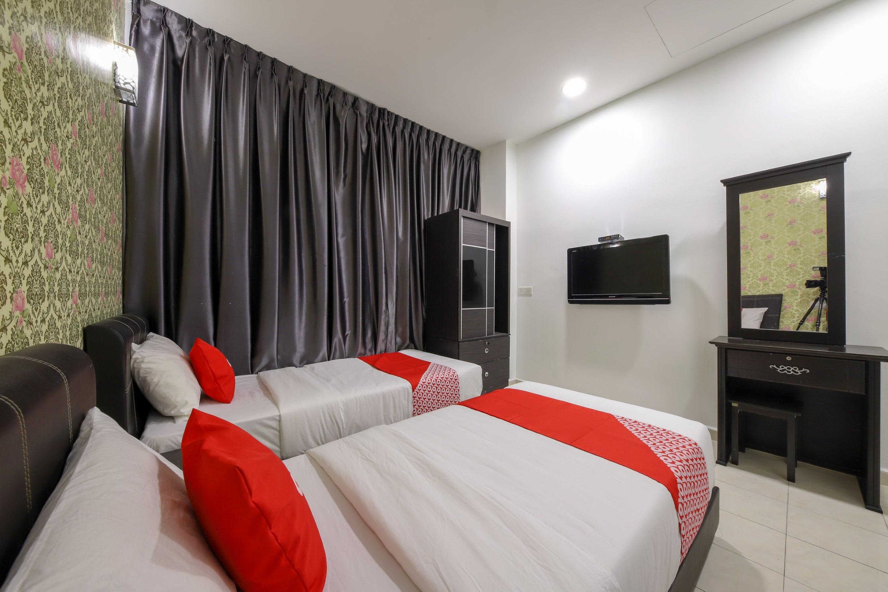 OYO 89497 Ms Nyonya Hotel Melaka City - Tap to explore photos